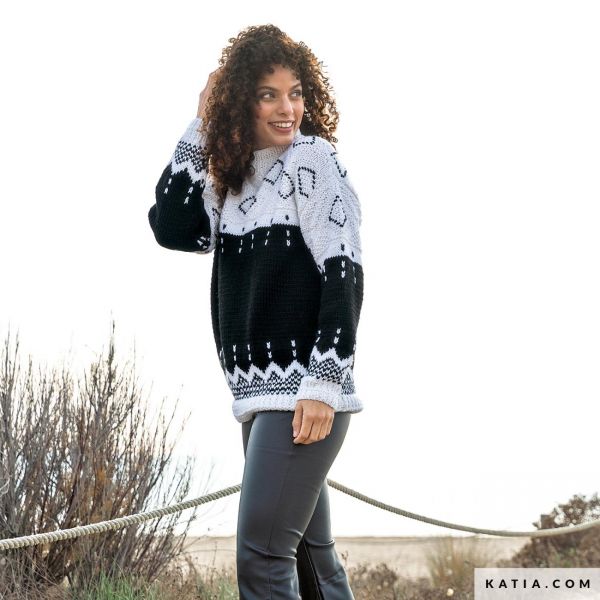 Zwart wit trui met jacquard en borduurmotieven in Supreme Merino Katia
