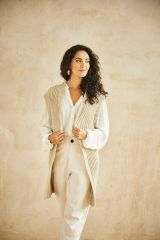 Schitterend mouwloos vest met boordmotief in Creative Linen | Rowan