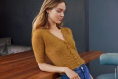 Jolene, elegant kort vestje met knopen in Ecopuno & Silkhair | Lana Grossa