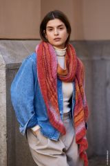 Afgeronde sjaal imet gaatjesmotief n Mare & Silkhair | Lana Grossa