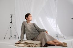 Losse trui met brede mouwen en gaatjespatroon in Summer Cashmere | Lana Grossa