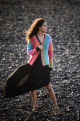 Dwarsgebreide vest met stippenpatroon in Cotonella & Cotnella Multi | Lana Grossa