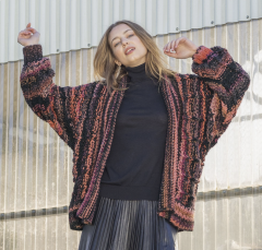 Dwarsgebreide vest in Inca Noir | Katia