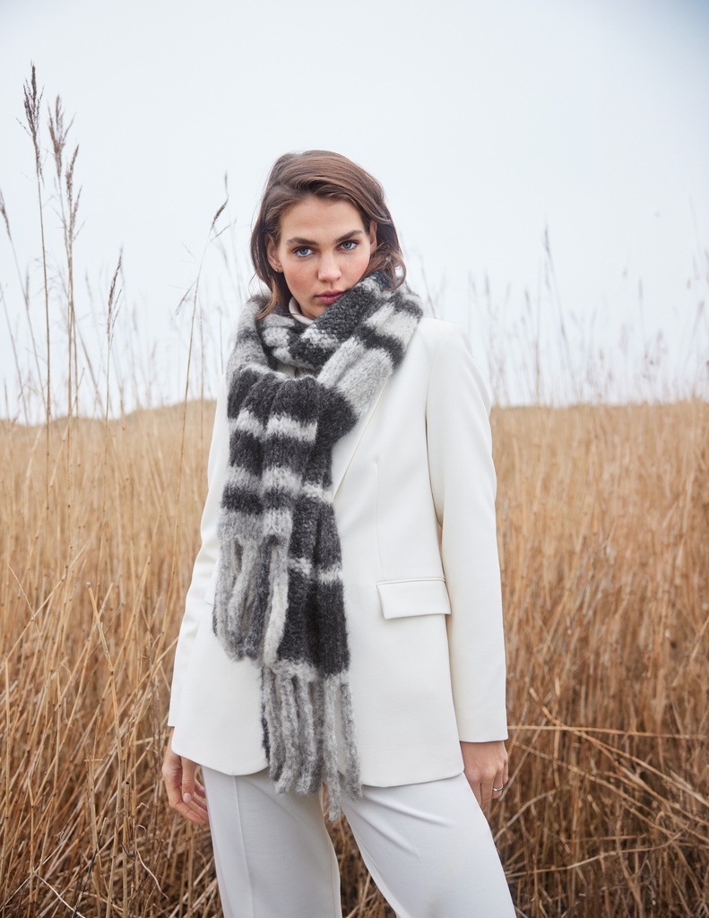 Sjaal met franjes in Gigante | Lana Grossa