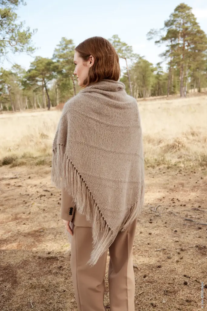 Driehoekstola met fantasiemotief en franjes in Ecopuno & Silkhair | Lana Grossa