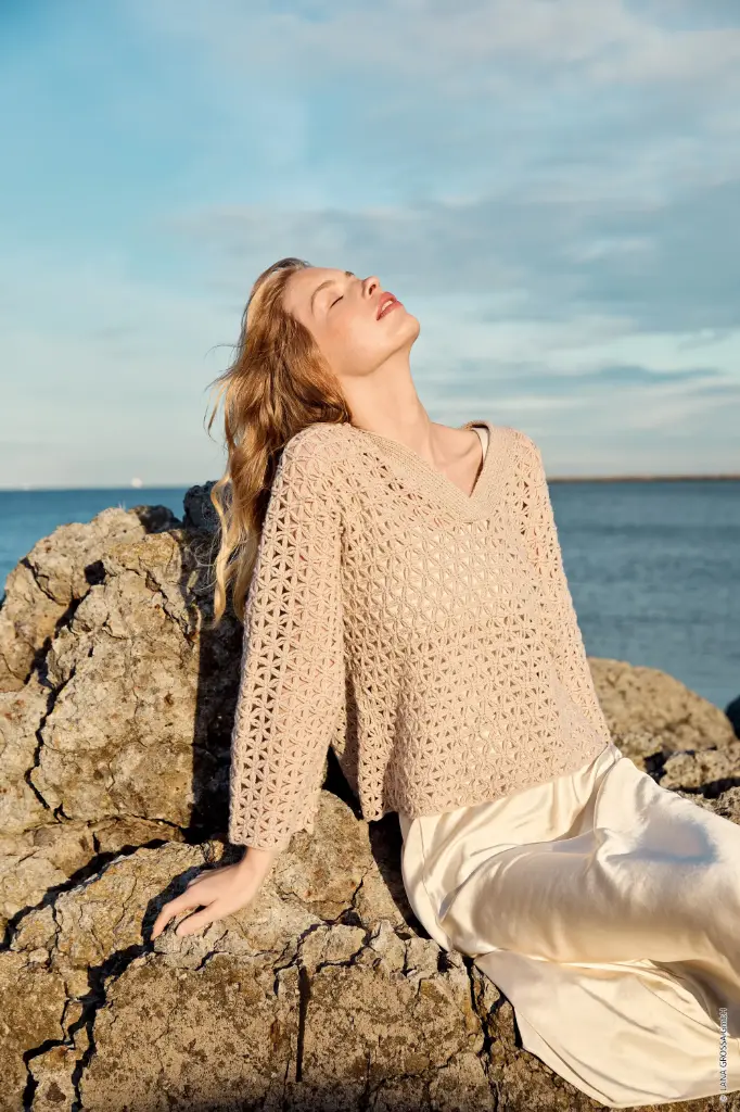 Gehaatke trui met v-hals in Ecopuno | Lana Grossa 