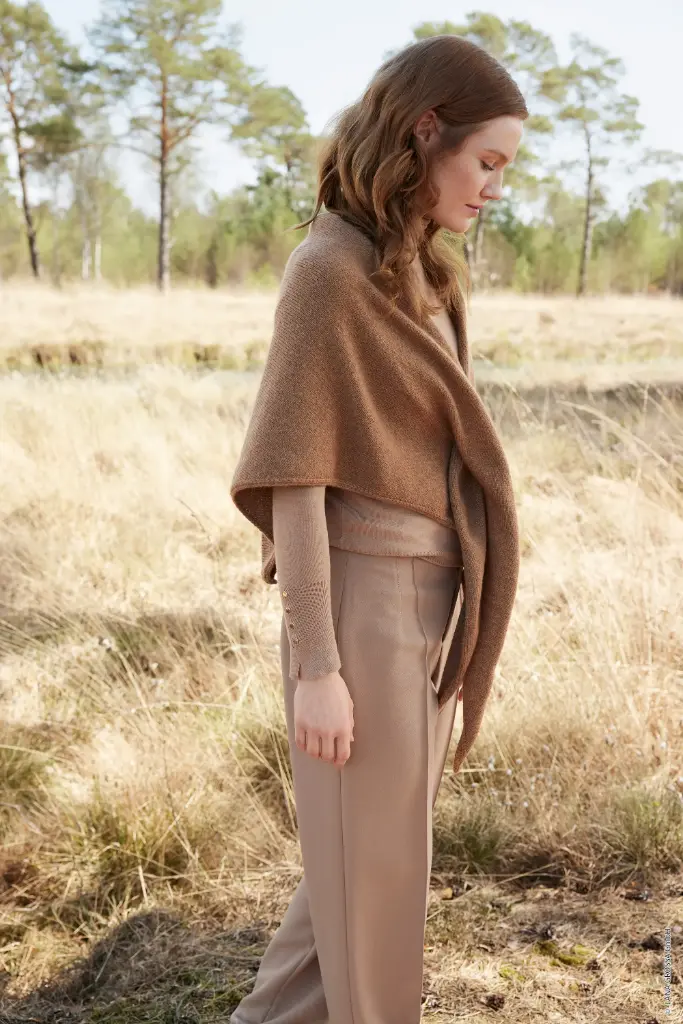 Driehoeksjaal met doorsteeklus in Cashmere 16 Fine | Lana Grossa