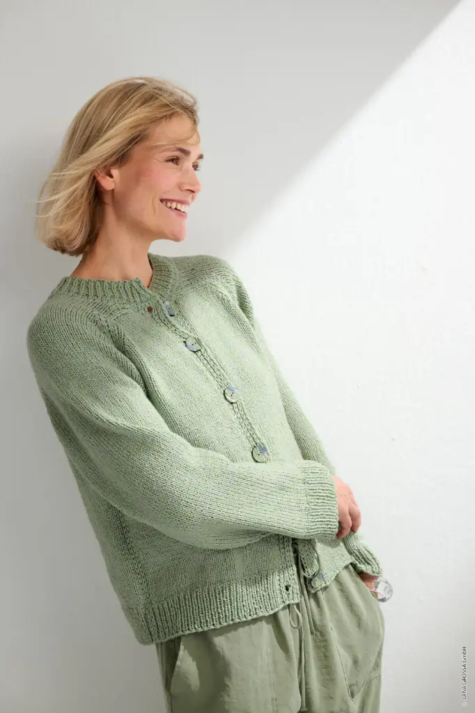 Klassieke vest met zadelschouder en sluitboord in Alta Moda Cotolana & Sotille | Lana Grossa