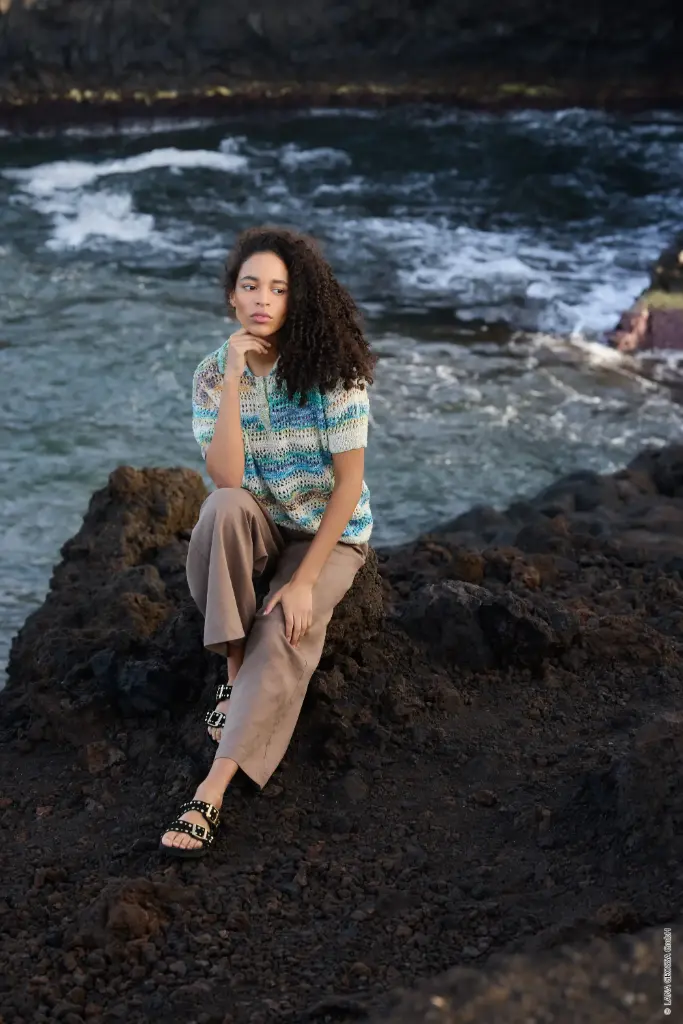 Poloshirt met gaatjesmotief in Gomitolo Hippie | Lana Grossa