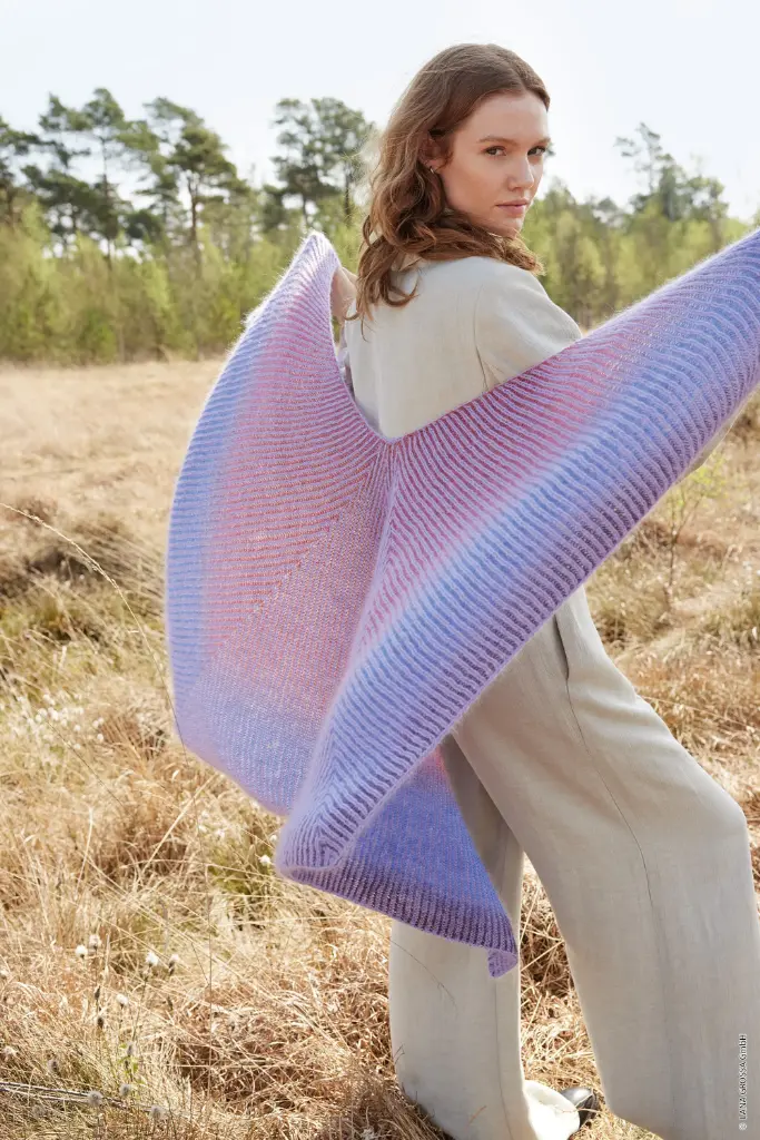 Ponchosjaal met brioche-patroon in Cool Wool Lace, Silkhair & Merino Lace Aquarell | Lana Grossa