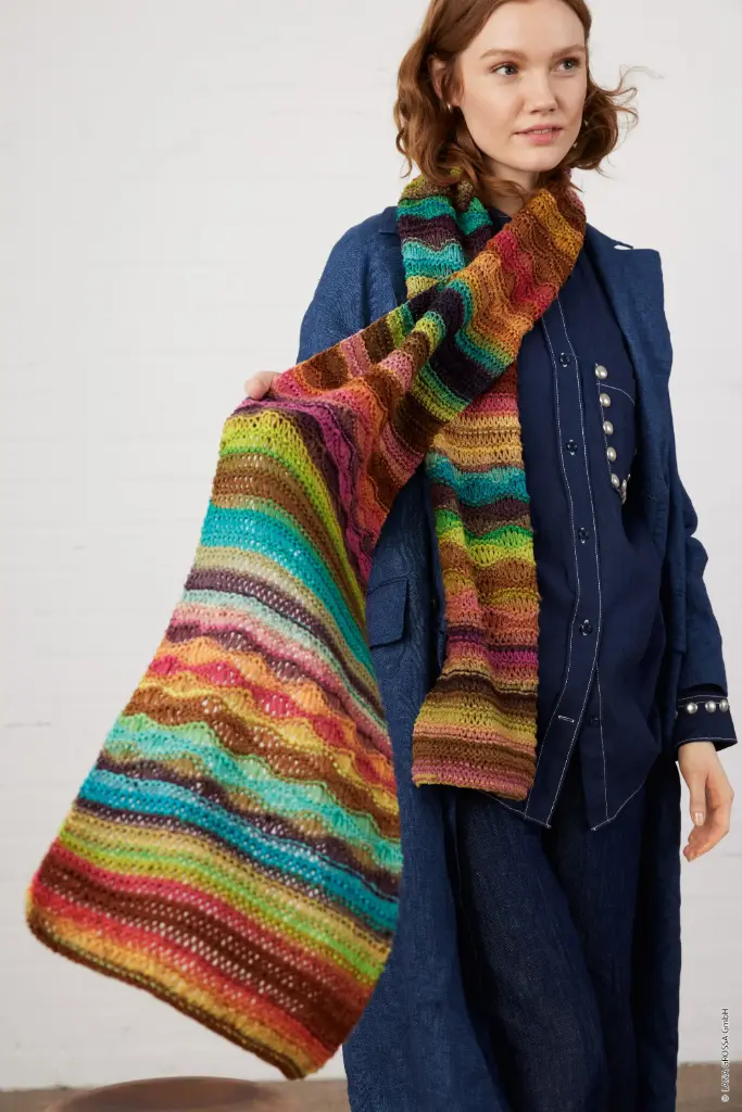 Sjaal met fantasiemotieven in Farfalla | Lana Grossa