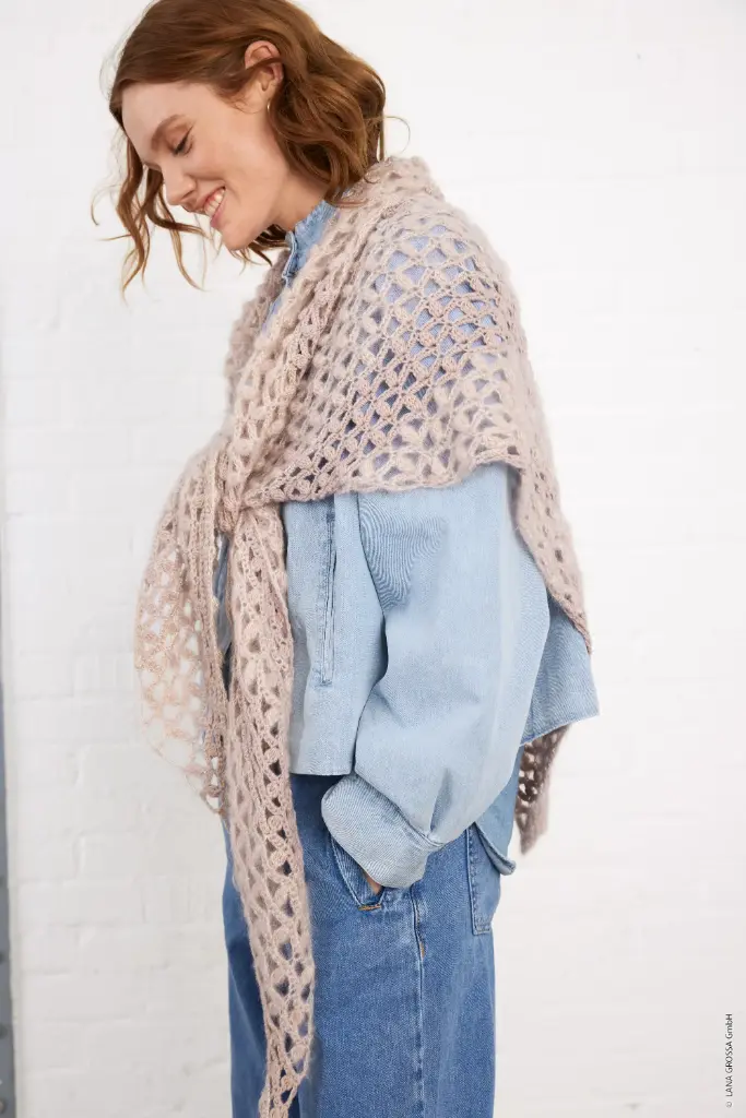 Gehaakte driekhoekssjaal in Ecopuno, Silkhair & Brillino | Lana Grossa