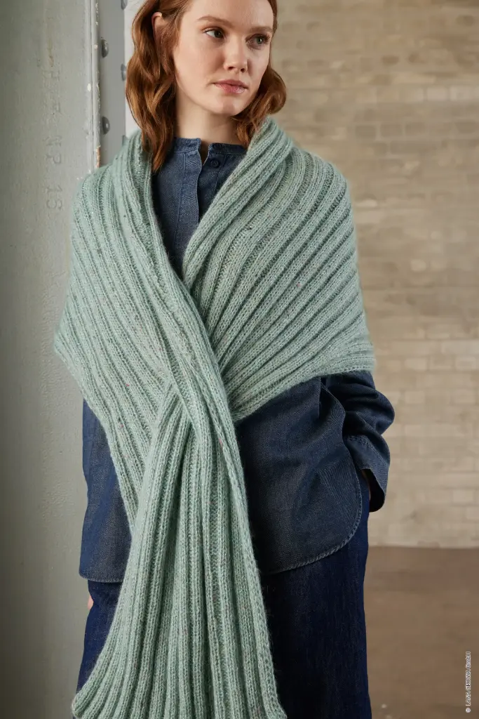 Stola met boordpatroon en doorsteeklus in Ecopuno, Brillino & Natural Superkid Tweed | Lana Grossa