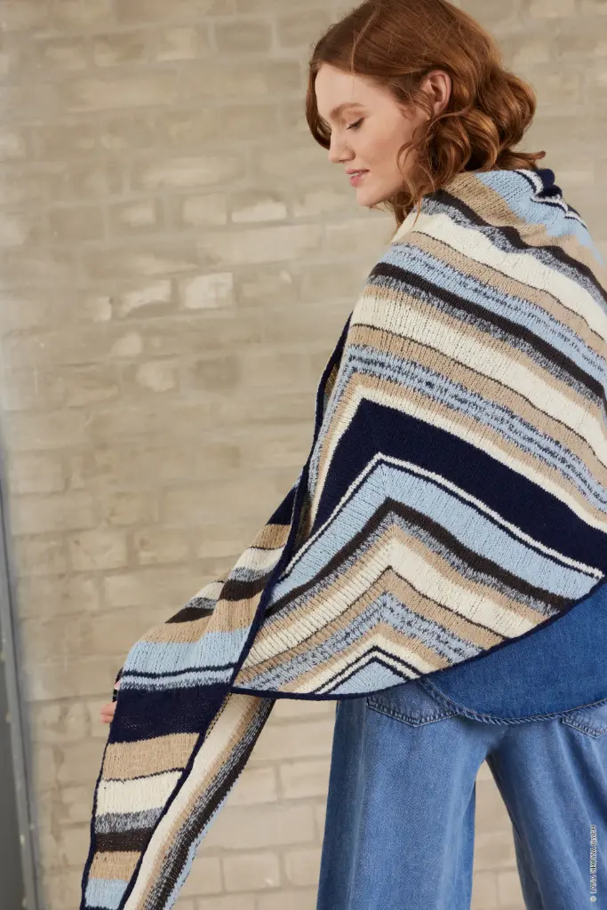 Assymetrische driehoekssjaal met streepmotief in Cool Wool Lace & Soffio | Lana Grossa