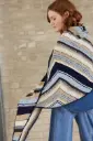 Assymetrische driehoekssjaal met streepmotief in Cool Wool Lace & Soffio | Lana Grossa