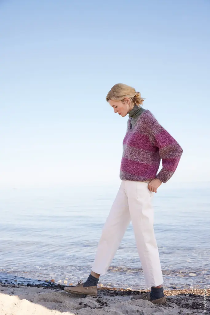 Klassieke trui met v-hals en streepmotief in Cool Wool Vintage & Silkhair | Lana Grossa