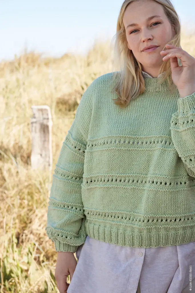 Korte trui met gaatjesmotief in Cool Wool Superbig | Lana Grossa