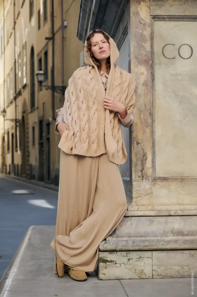 Stola met kap en kabelmotief in Nebbia | Lana Grossa