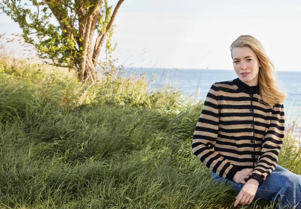 Klassieke vest met knopen en fijn streepmotief in Cool Wool Big & Cool Wool Big Vintage | Lana Grossa