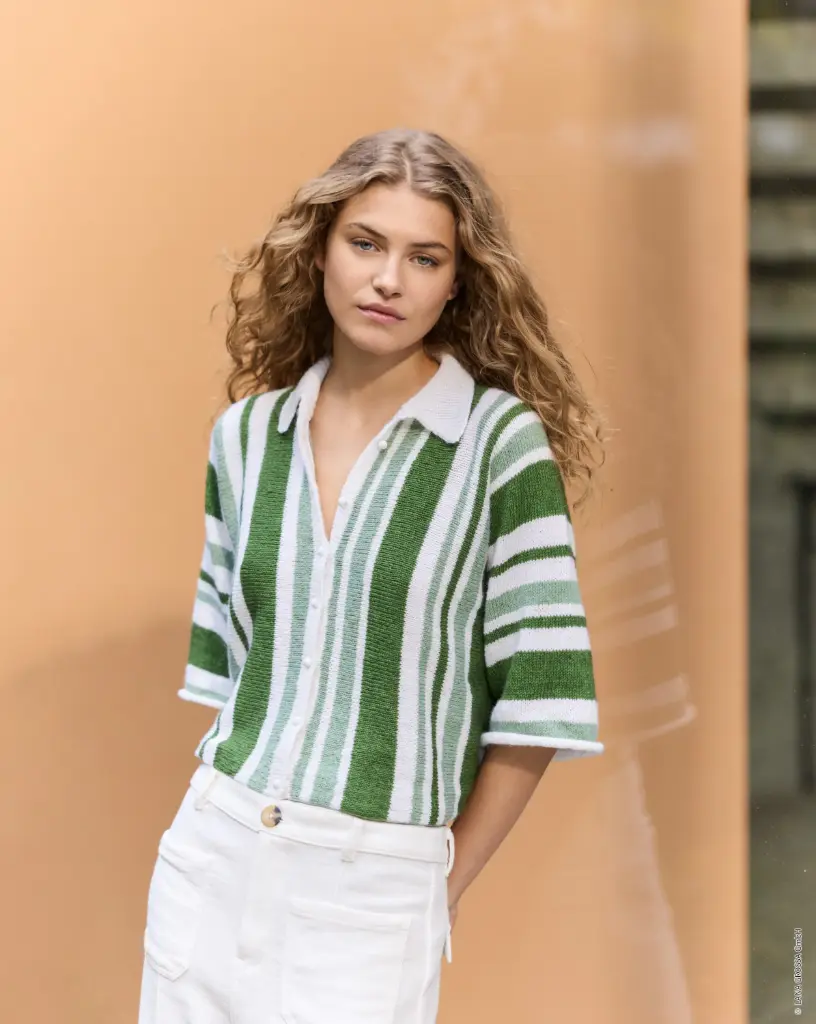 Dwarsgebreid polovestje met strepen in Ecopuno | Lana Grossa