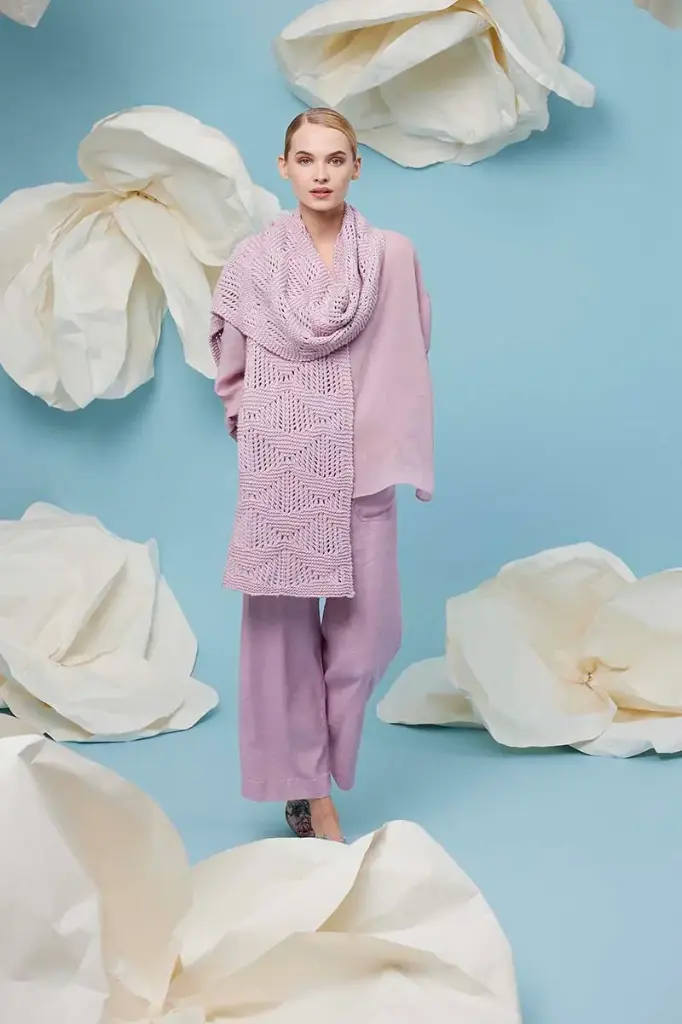 Sjaal met fantasiemotief in Amira | Lang Yarns