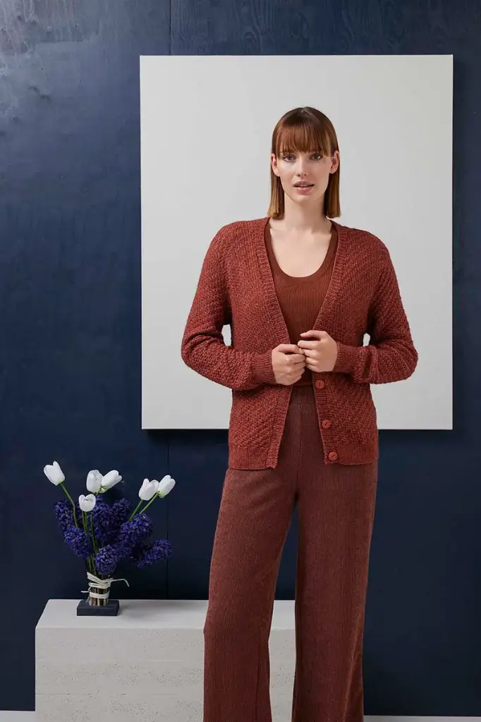 Klassiek vestje met v-hals in Vaya | Lang Yarns