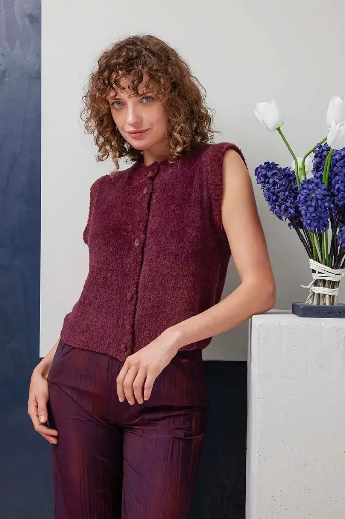 Mouwloos vest met knopen in Velvet | Lang Yarns