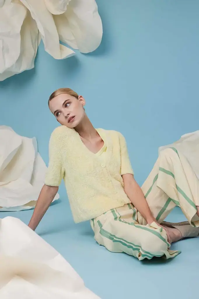 Kort truitje met v-hals en korte mouwen in Velvet | Lang Yarns