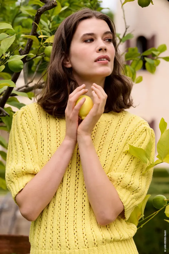 Trui met verticaal gaatjesmotief en korte mouwen in Gioa | Lana Grossa