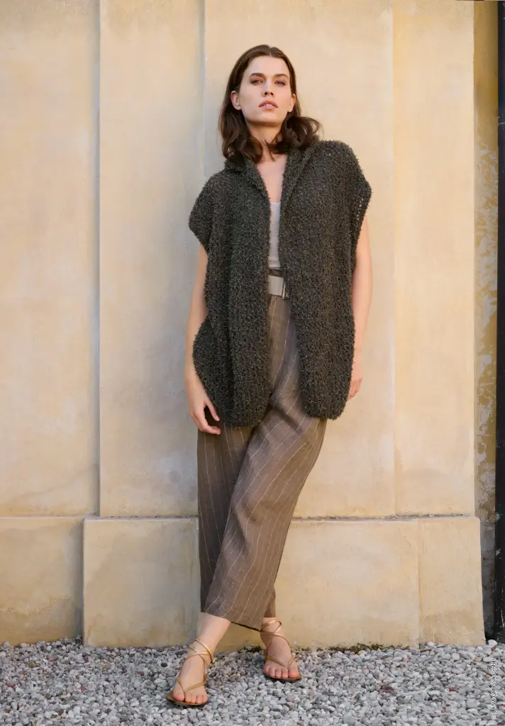 Mouwloos vest met kap in Frizzante | Lana Grossa