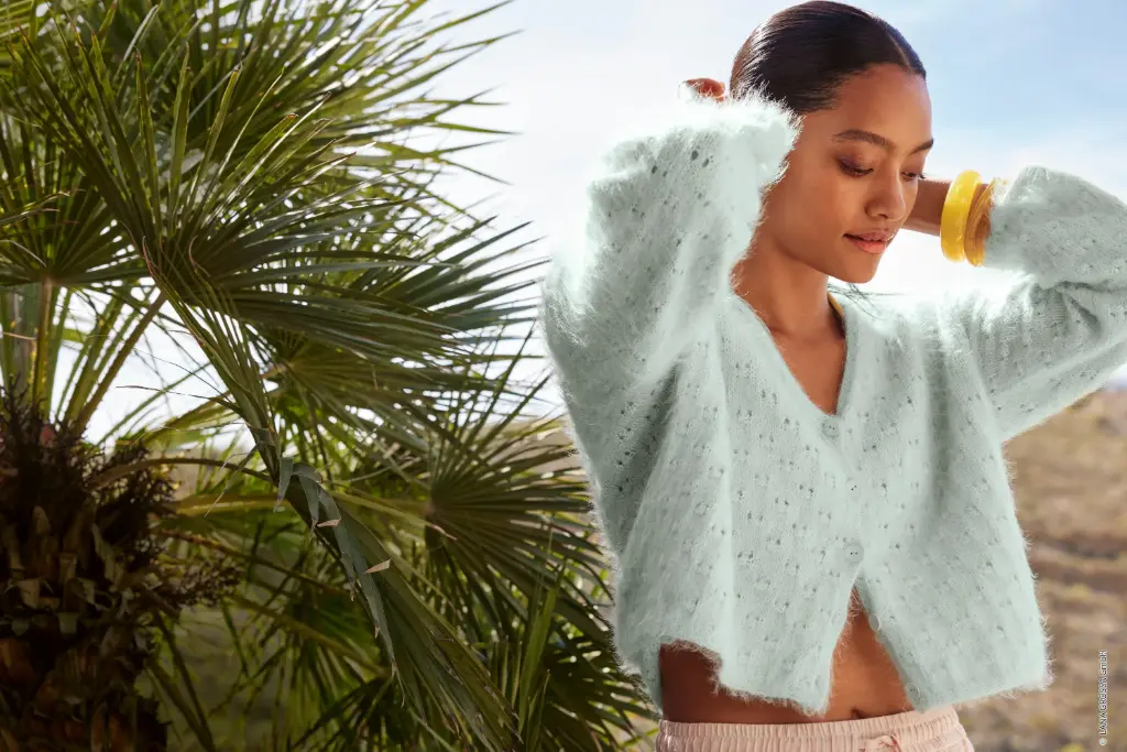 Kort los vestje met gaatjesmotief in Finito | Lana Grossa