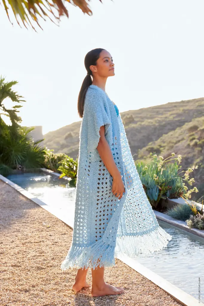 Gehaakte lange vest met gaatjesmotief in Frizzante | Lana Grossa 