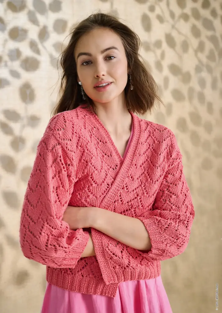 Vest met v-hals en ajourmotief in Tessera | Lana Grossa