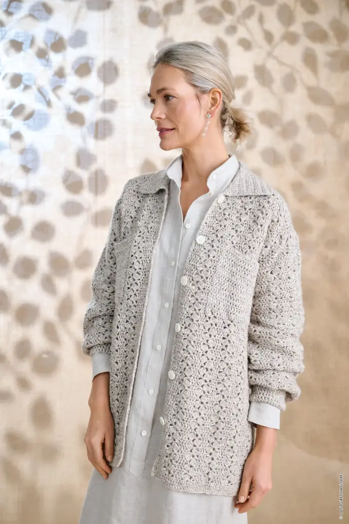 Gehaakte vest met fantasiemotief en kraagje in Bottoni | Lana Grossa