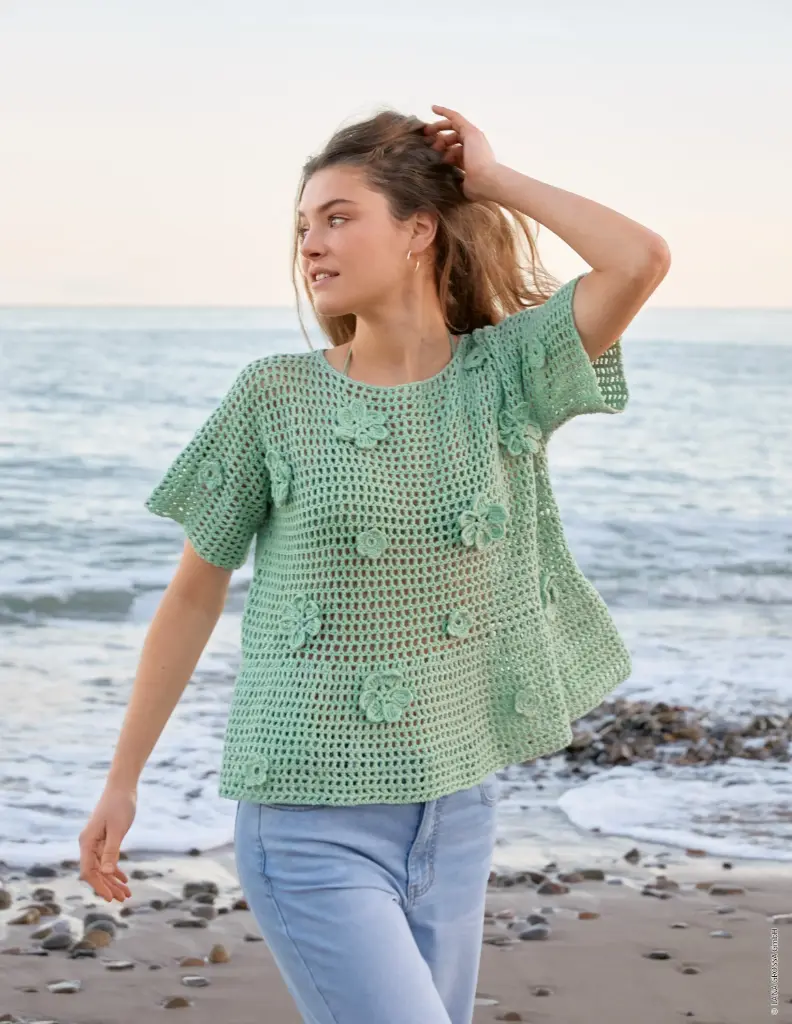 Gehaakte T-shirt met opgehaakte bloemen in Cotonella | Lana Grossa