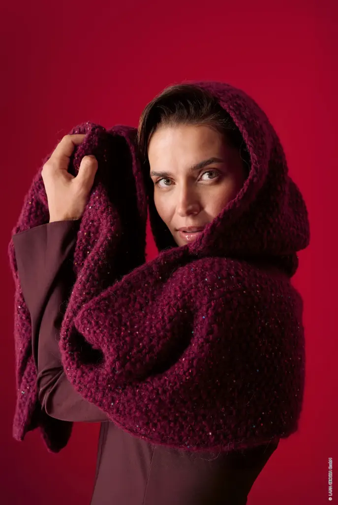 Sjaal met kap in Baby Furry & Glamour | Lana Grossa